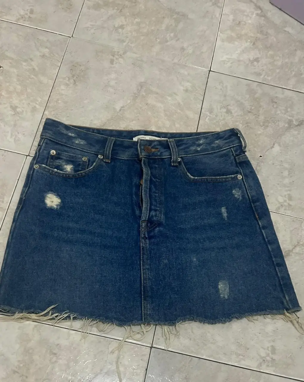Pollera mini de Jean bershka talle 36. Rígida, tiro alto. Perfecto estado, dos usos. Talle suelto, podría ir cómodo para 36 o justo para 38. Cintura 39cm, largo 37cm, cadera 48cm