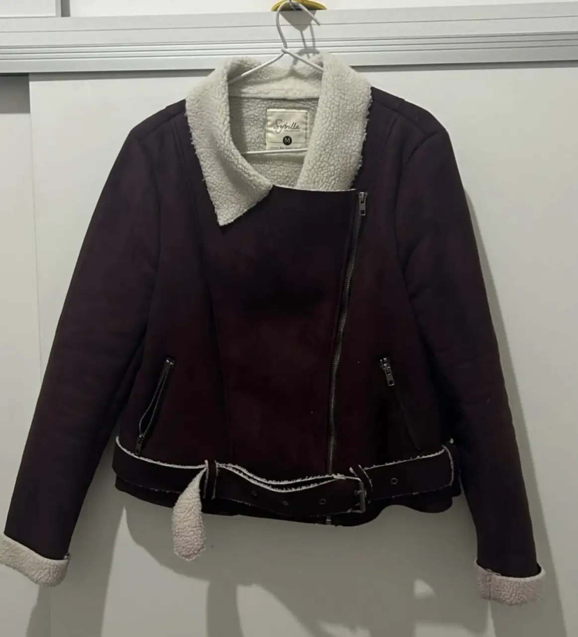 talle m chico. poco uso. solamente tiene algunos roces propios del uso en la parte del corderito, habría que enviarlo a tintorería. axila a axila 48cm, largo 53cm, hombro a hombro 41cm, largo mangas 61cm (tener en cuenta que el corderito interno le roba algunos cm a las medidas publicadas)