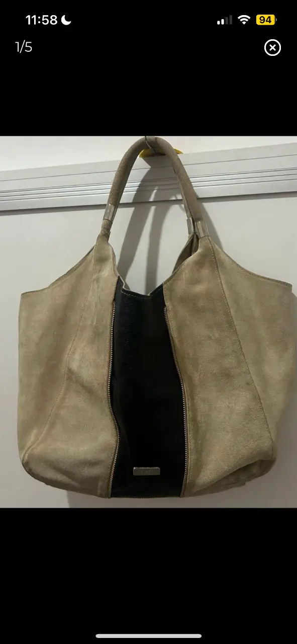 cartera beige blaque de gamuza (cuero vacuno). usada en muy buen estado, solamente la gamuza rozada por el uso, habría que ver si se pueden sacar las manchas. de todos modos se encuentran mayormente en la parte que se usa pegada al cuerpo. ancho 54cm, alto 34cm, profundidad 17cm