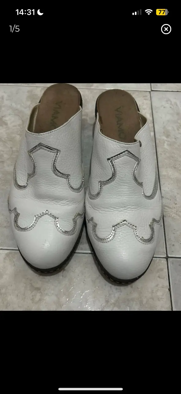 zapatos viamo talle 39. muy buen estado, dos usos. son de cuero vacuno excepto las líneas plateadas y la parte de adentro, por eso la parte de adentro se pelo y tiene un detalle en una de las líneas plateadas. súper cómodos taco 4cm. plantilla 26cm