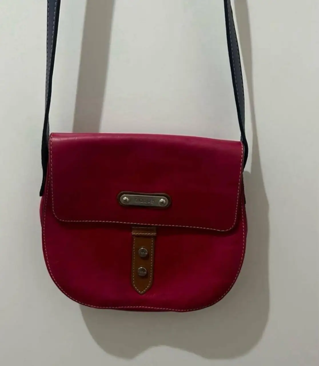 cartera bandolera blaque fucsia con correa azul marino. perfecto estado, dos usos. cuero vacuno. alto 20cm, ancho 22cm, profundidad 6cm