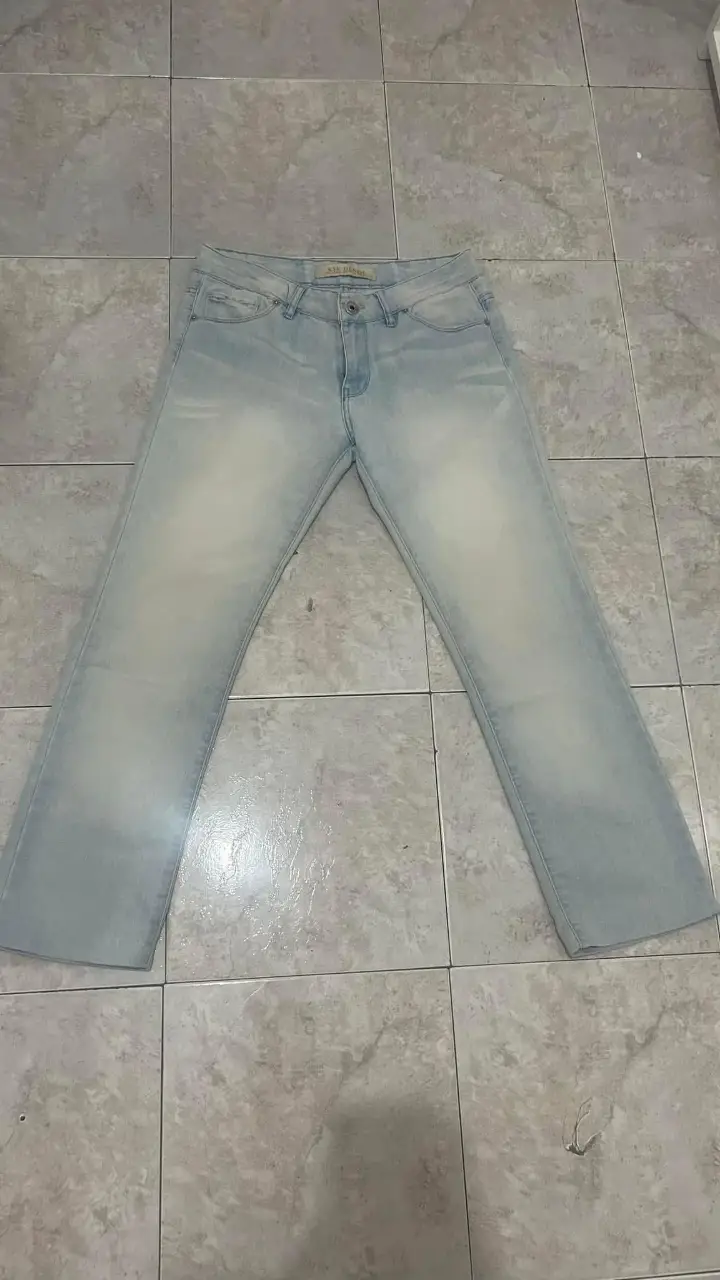 jean celeste kosiuko. marcado como talle 28 pero es rígido y chico, va para 26. tiro medio. perfecto estado, poco uso. medidas: cintura 39cm, largo 91cm, tiro delantero 22cm, tiro trasero 31cm, cadera 48cm 