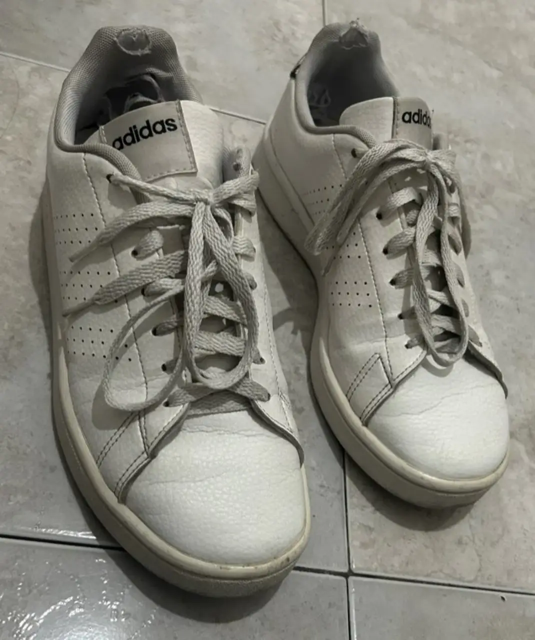 zapatillas adidas advantage marcadas como talle 38.5 pero van para 39 justo o 38.5. usadas en muy buen estado. tienen los detalles que se ven por dentro, por eso el precio. por fuera ningún detalle. plantilla 25cm