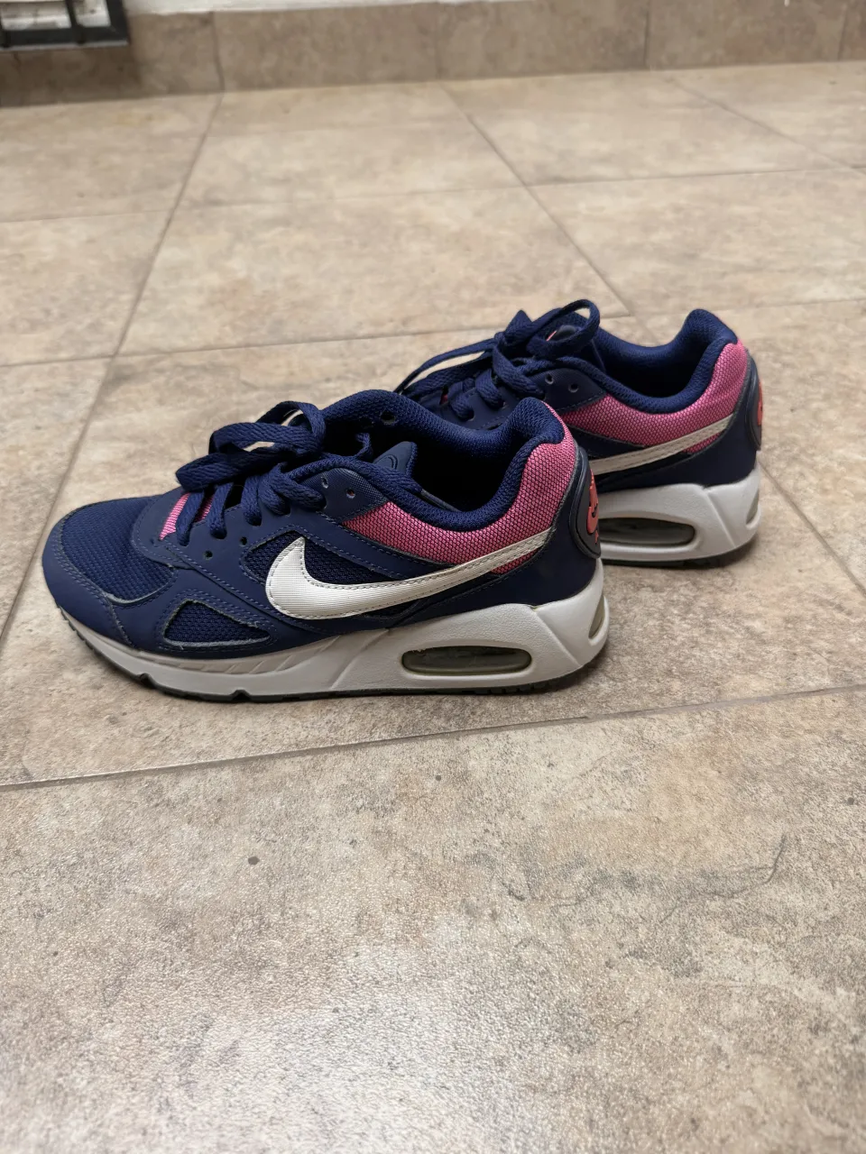 SIN USO Y ORIGINAL 
Zapatillas deportivas Nike Air Max en color azul marino con detalles en rosa y blanco. Cordones azules.