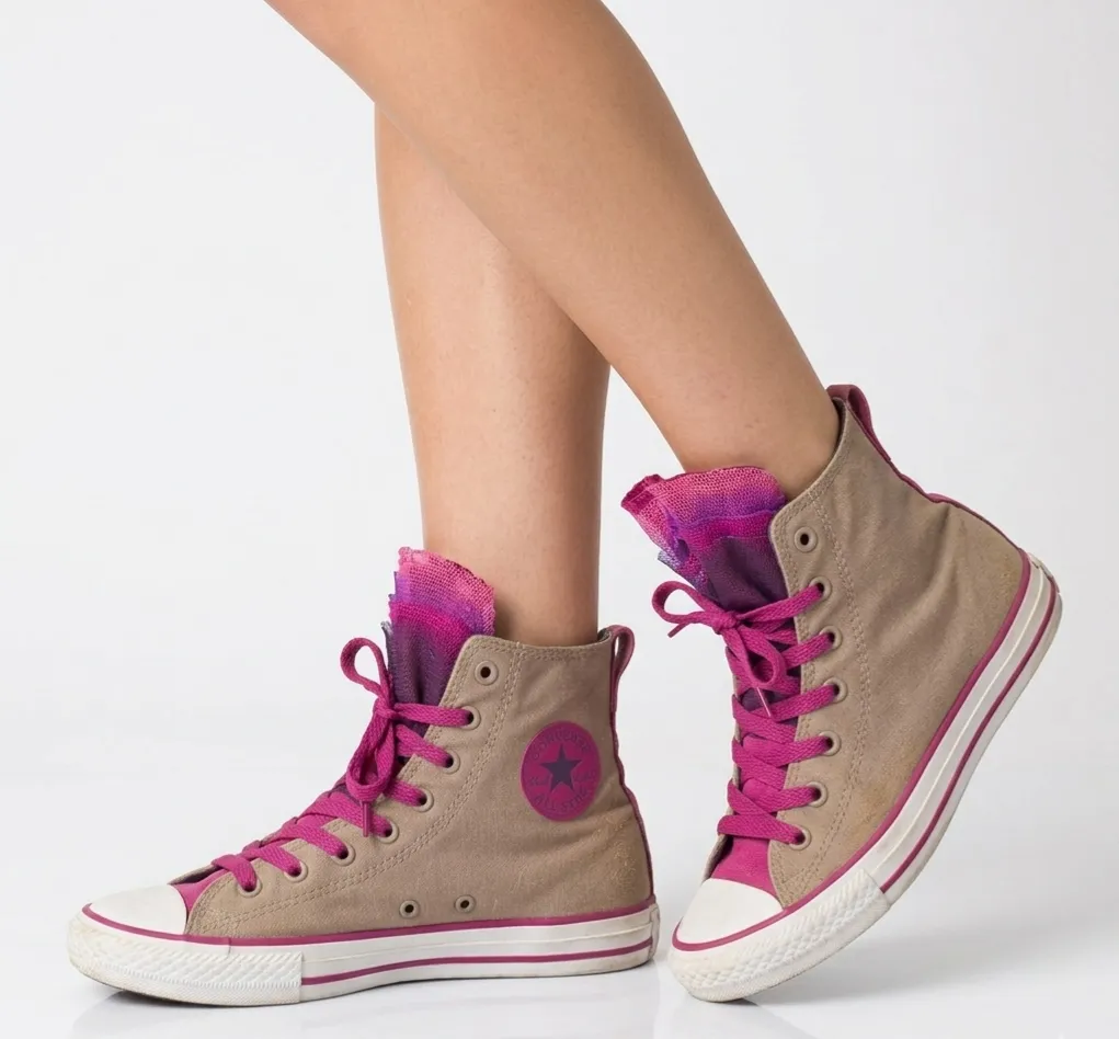 Zapatillas de lona altas color beige con cordones fucsia y detalles en degradé fucsia y violeta en la lengüeta.