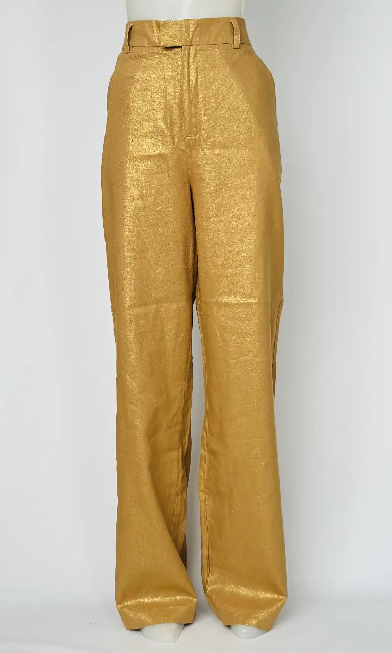 Pantalón sastrero dorado con brillo, tiro alto y corte amplio. Ideal para un look sofisticado y llamativo.