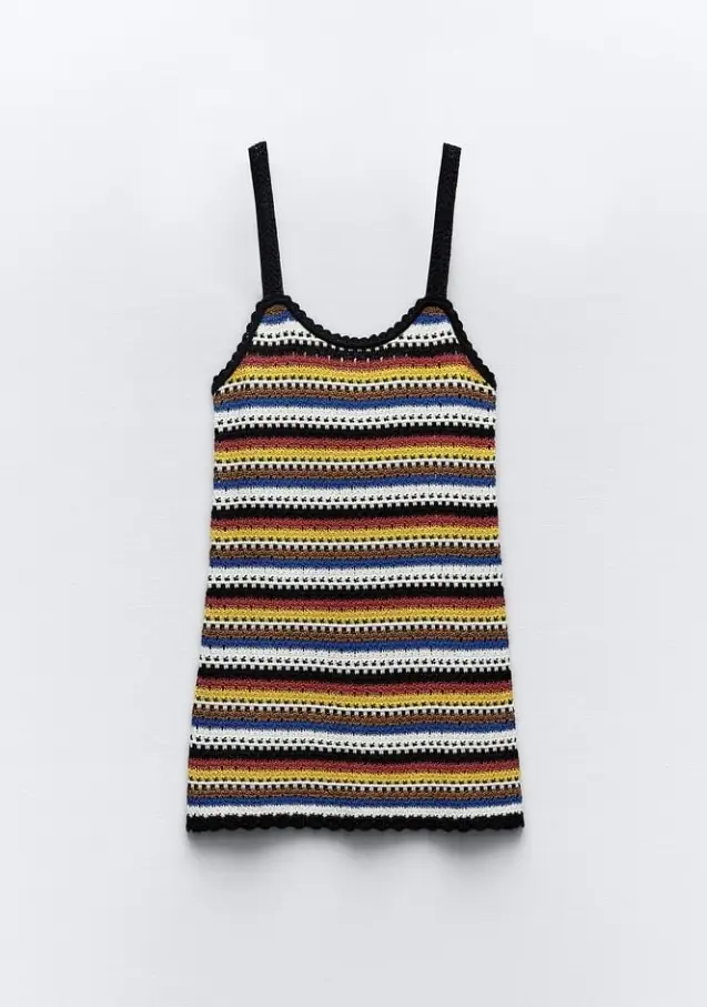 Vestido mini tejido a crochet con diseño a rayas multicolores. Ideal para el verano, este vestido artesanal es perfecto para un look casual y fresco.