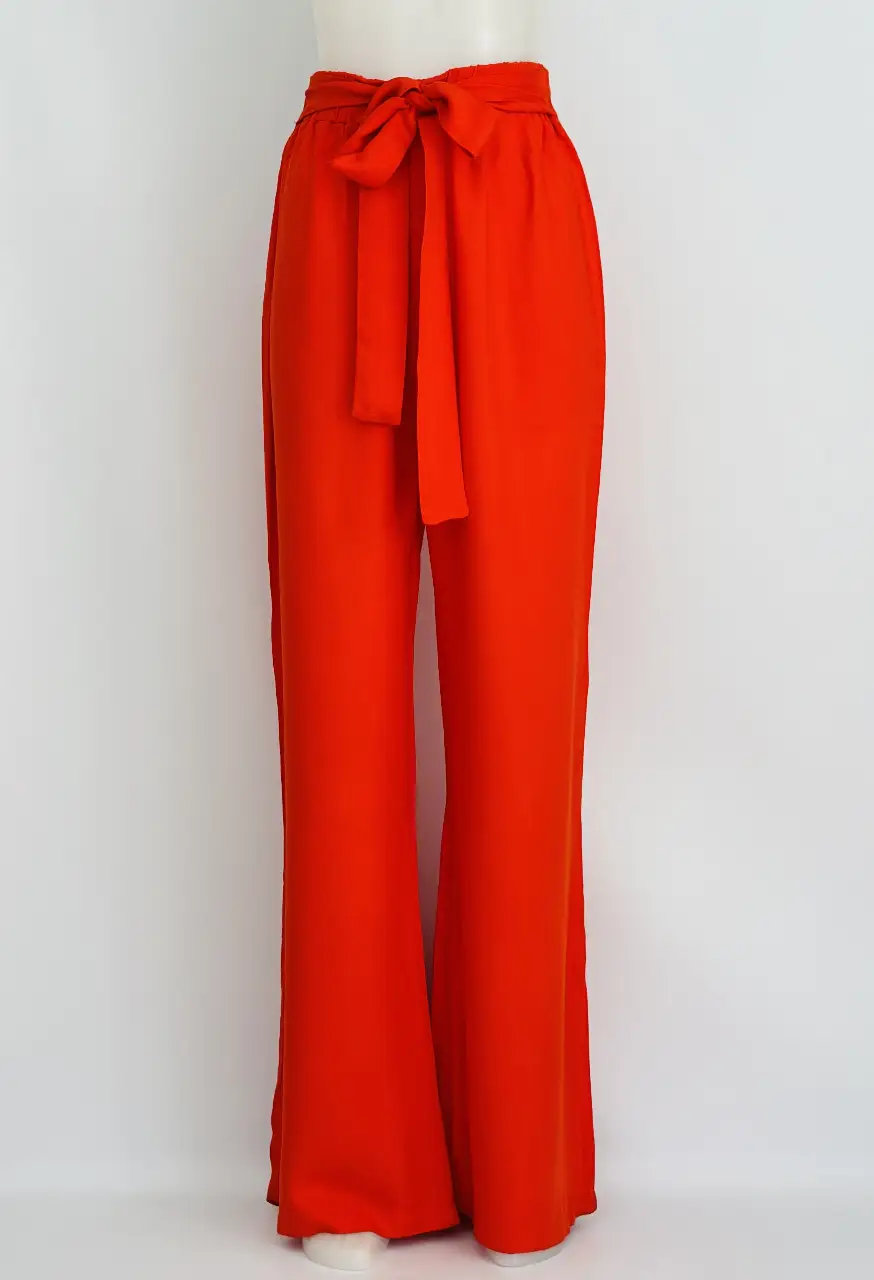 Pantalón sastrero rojo con lazo en la cintura. Ideal para un look elegante y moderno. Perfecto para combinar con blusas o camisas.