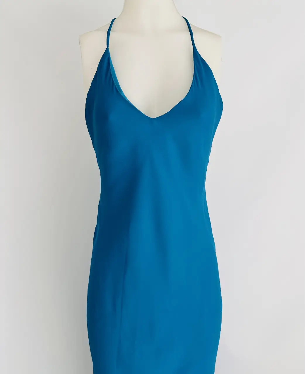 Vestido largo de fiesta con espalda descubierta y tirantes finos. Ideal para eventos especiales.