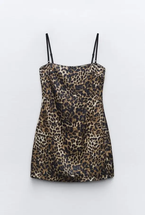Vestido mini de mujer con estampado de leopardo. Confeccionado en tejido satinado, este vestido presenta tirantes finos ajustables y un corte ceñido que realza la figura. Ideal para una salida nocturna o una ocasión especial.