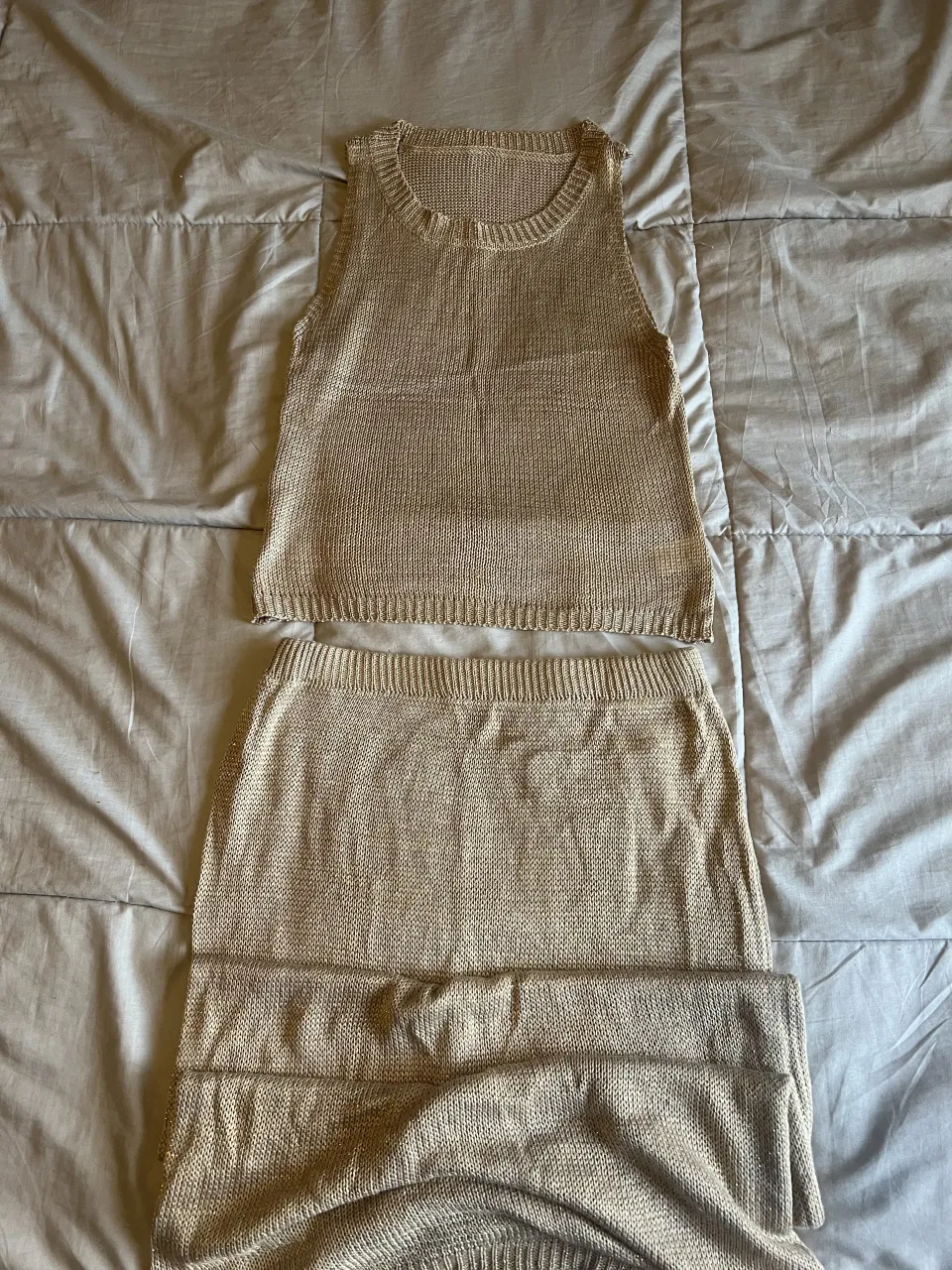 NUEVO Conjunto tejido de dos piezas talle m, top sin mangas y pollera larga. Ideal para un look canchero y fresco.