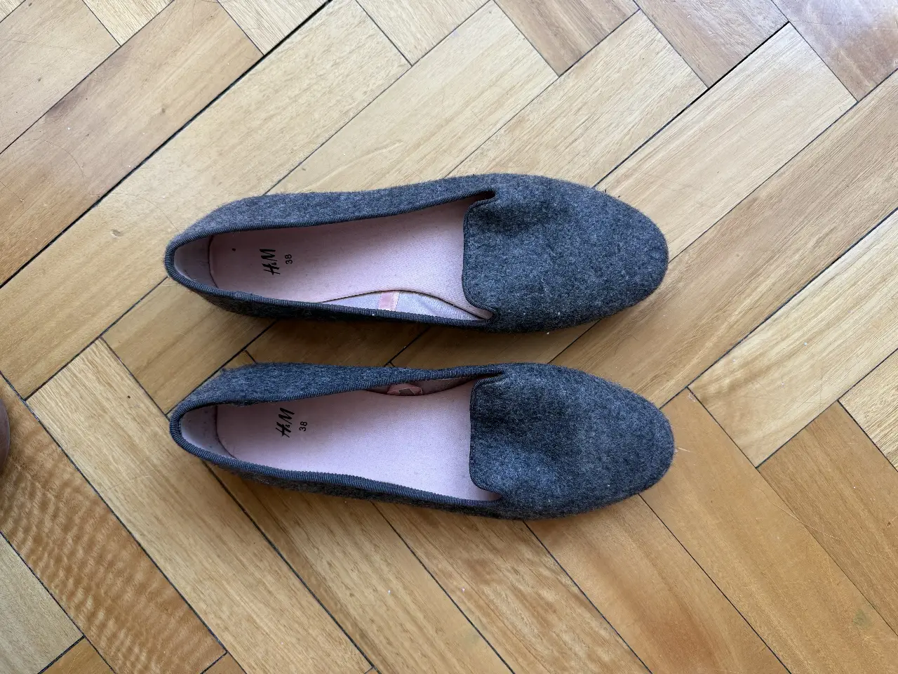 Ballerinas grises de fieltro de la marca H&M, talle 38. Ideales para un look casual y cómodo.