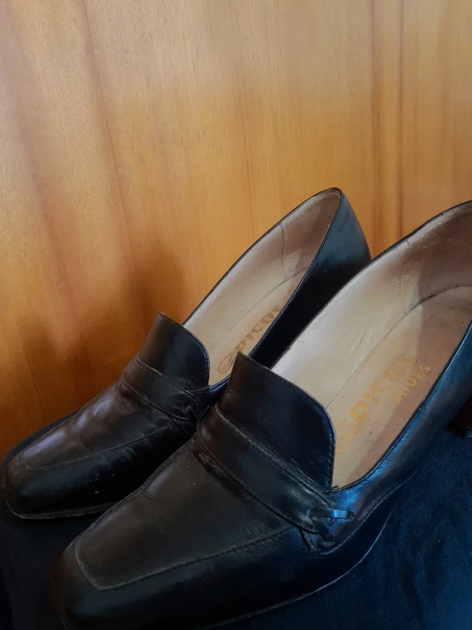 Zapatos negros de cuero, estilo mocasín con taco bajo. Ideales para un look elegante y formal, perfectos para el trabajo o una salida.
Talle 36 o 37
23cm de largo