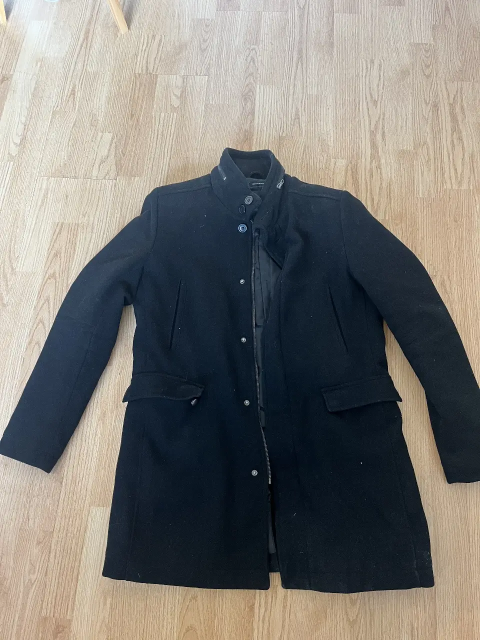 Gaban negro de hombre, de la marca Equus, talle M. Ideal para el invierno, con un estilo elegante y casual. Confeccionado en paño de alta calidad.