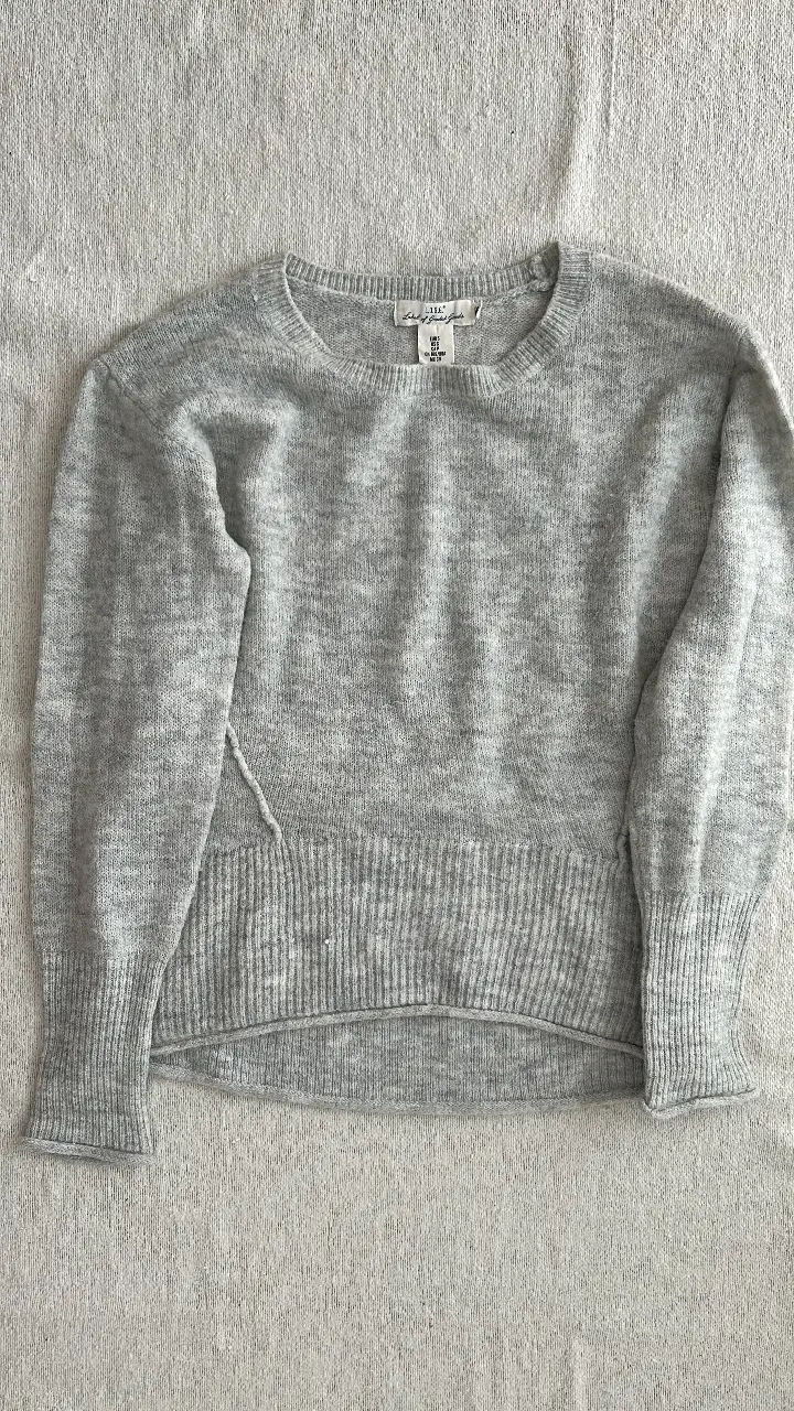Sweater gris de cuello redondo, ideal para un look casual y abrigado. Perfecto para el invierno.