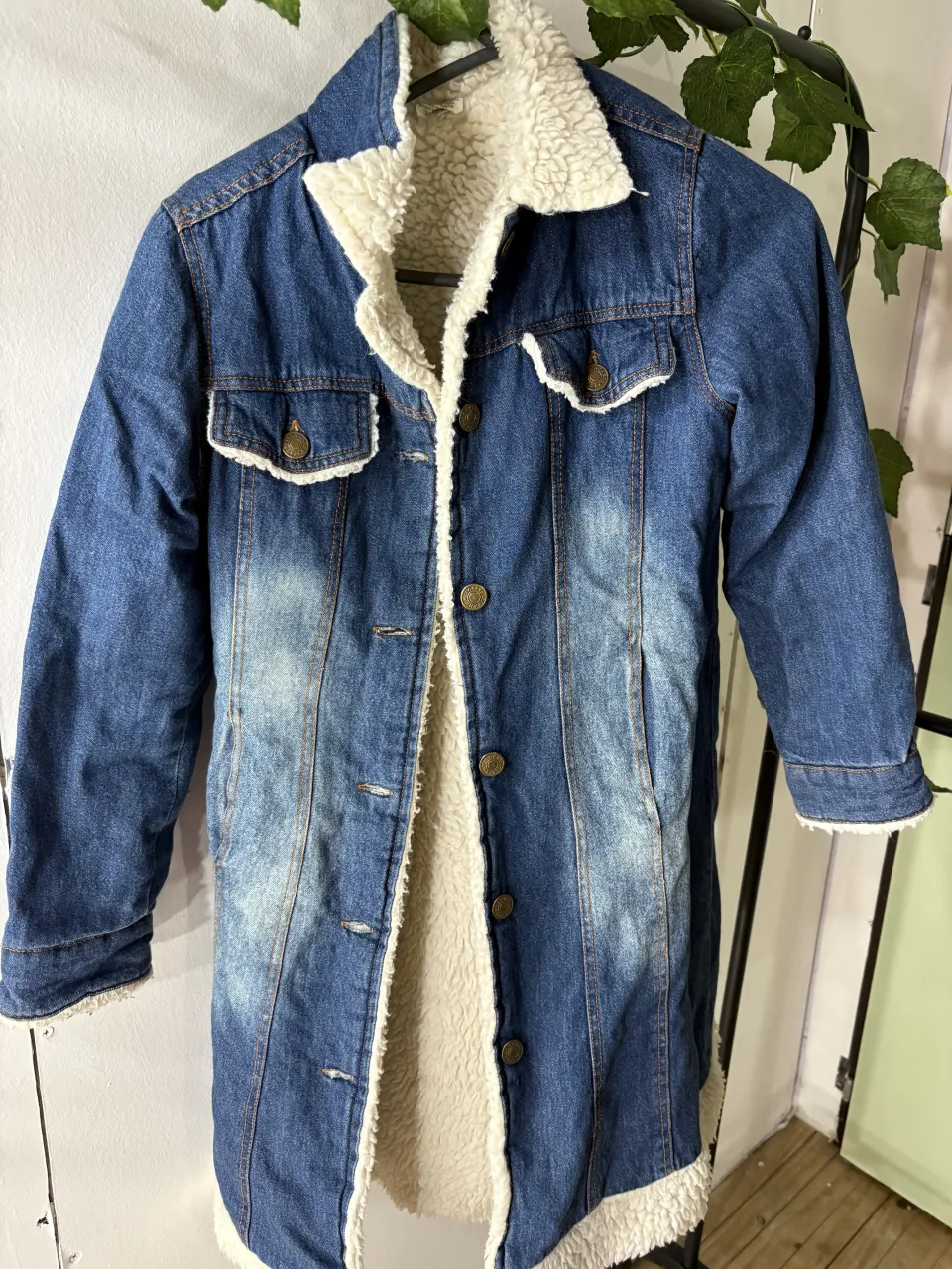 Campera de jean larga con forro de corderito. Ideal para los días frescos de entretiempo o invierno. Su diseño clásico la hace súper versátil para combinar con cualquier outfit.