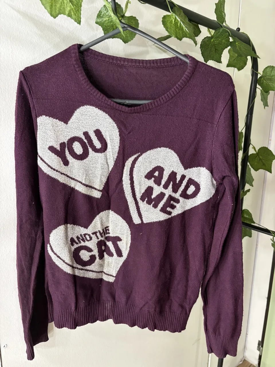 Sweater de lana color uva con estampa de corazones "YOU AND ME AND THE CAT". Ideal para un look comfy y canchero.