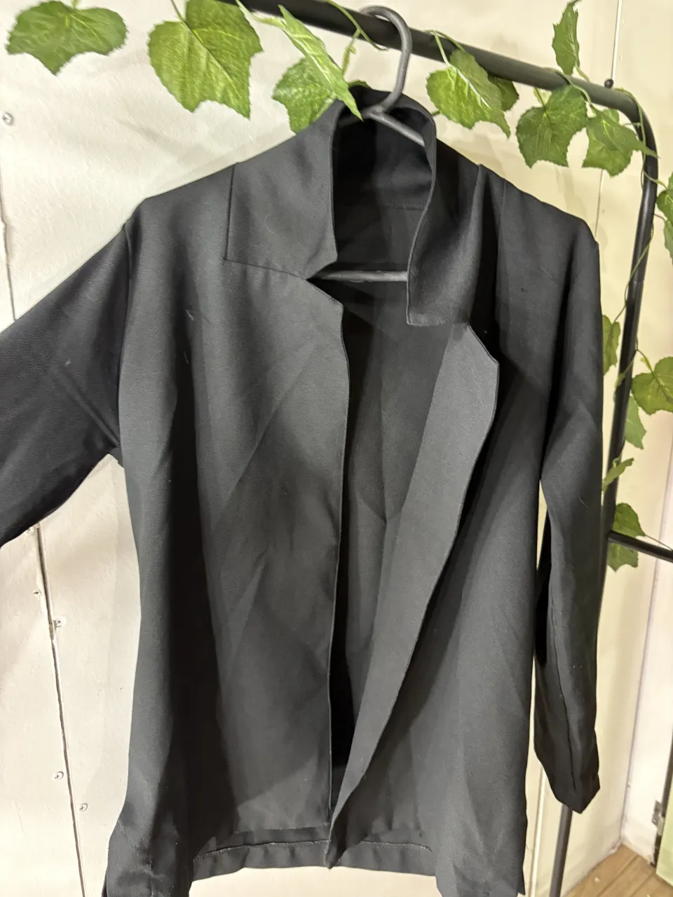 Conjunto de blazer y pantalón sastrero negro. El blazer es de corte clásico con solapa ancha y sin botones, ideal para un look elegante y moderno. El pantalón es tiro alto con cintura elastizada y corte recto, súper cómodo y versátil. Perfecto para armar looks de oficina o para una salida. blazer pequeños hilos sueltos 