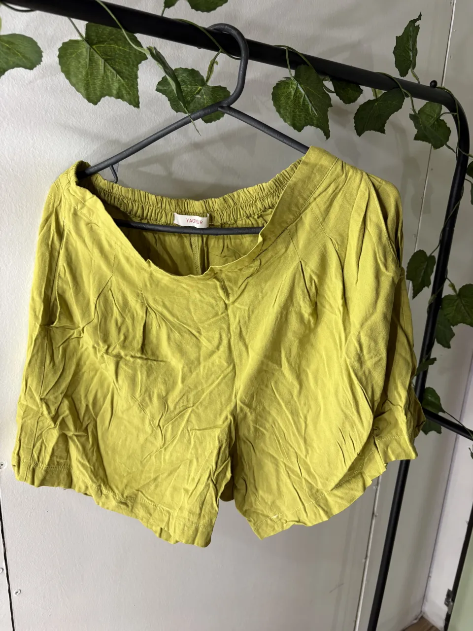 Shorts de lino color verde lima, con cintura elastizada y bolsillos. Ideales para un look fresco y relajado.