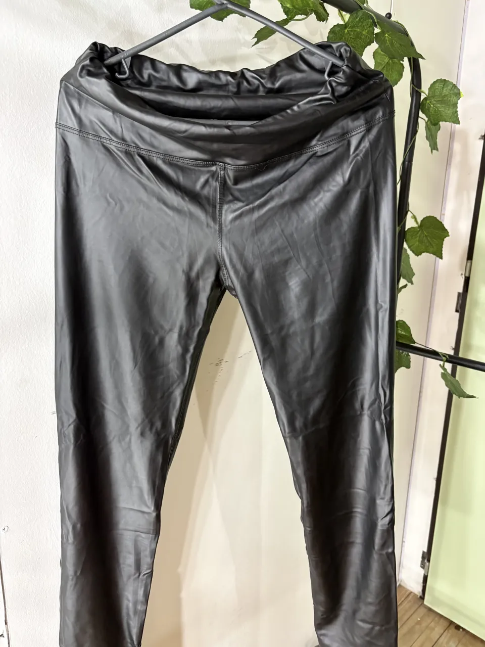 Calza efecto cuero, tiro alto, súper cómoda y versátil. Perfecta para looks cancheros y modernos.