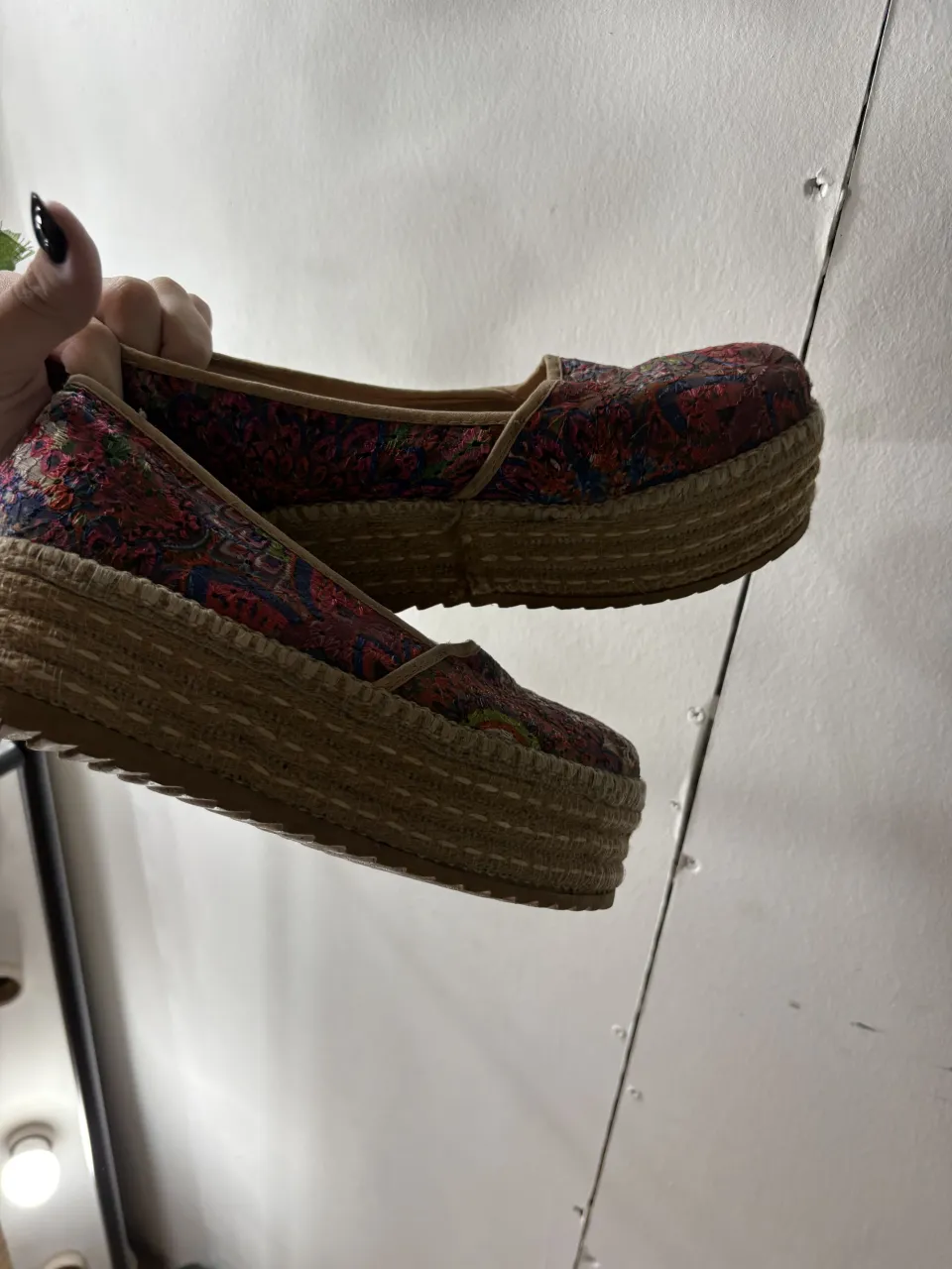 ¡Espadrilles divinas con un estampado súper original y vibrante! Ideales para darle un toque boho y chic a cualquier look de primavera o verano. Tienen una plataforma de yute que las hace súper cómodas y cancheras. Perfectas para pasear, ir a la playa o una salida informal.