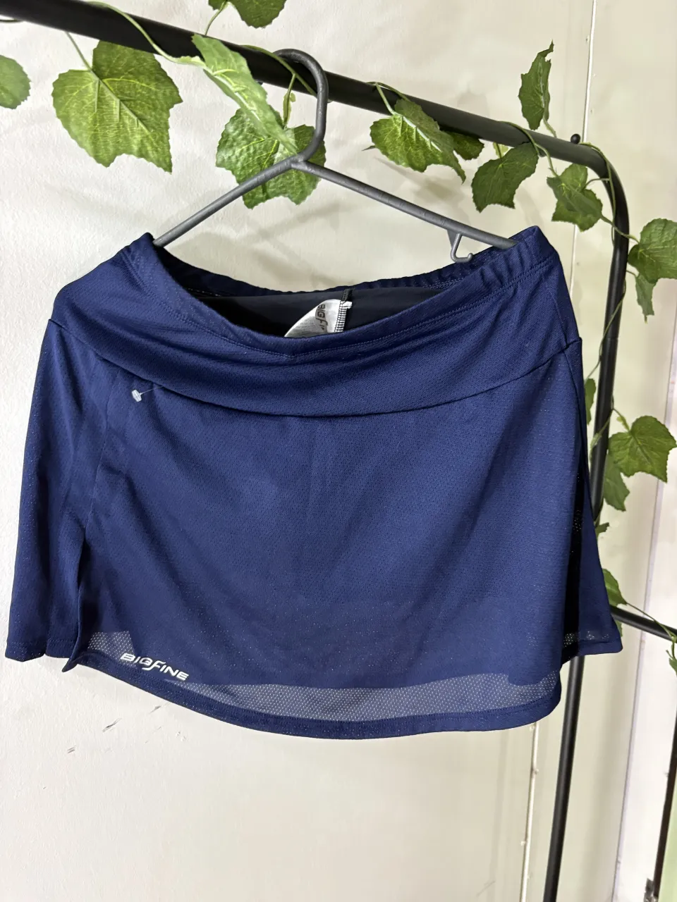 Pollera short deportiva azul marino, ideal para entrenar o para un look casual y cómodo. Confeccionada en tela liviana y transpirable, cuenta con un short interior incorporado para mayor libertad de movimiento. Perfecta para actividades al aire libre o para el día a día.