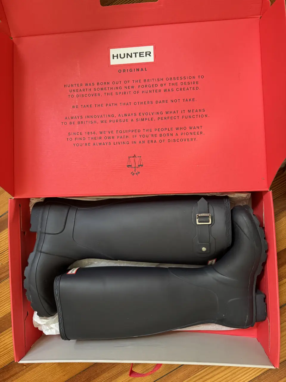 Botas de lluvia Hunter negras, ideales para el invierno y días de lluvia. Confeccionadas en goma resistente, estas botas ofrecen protección y estilo. Perfectas para un look casual y funcional.