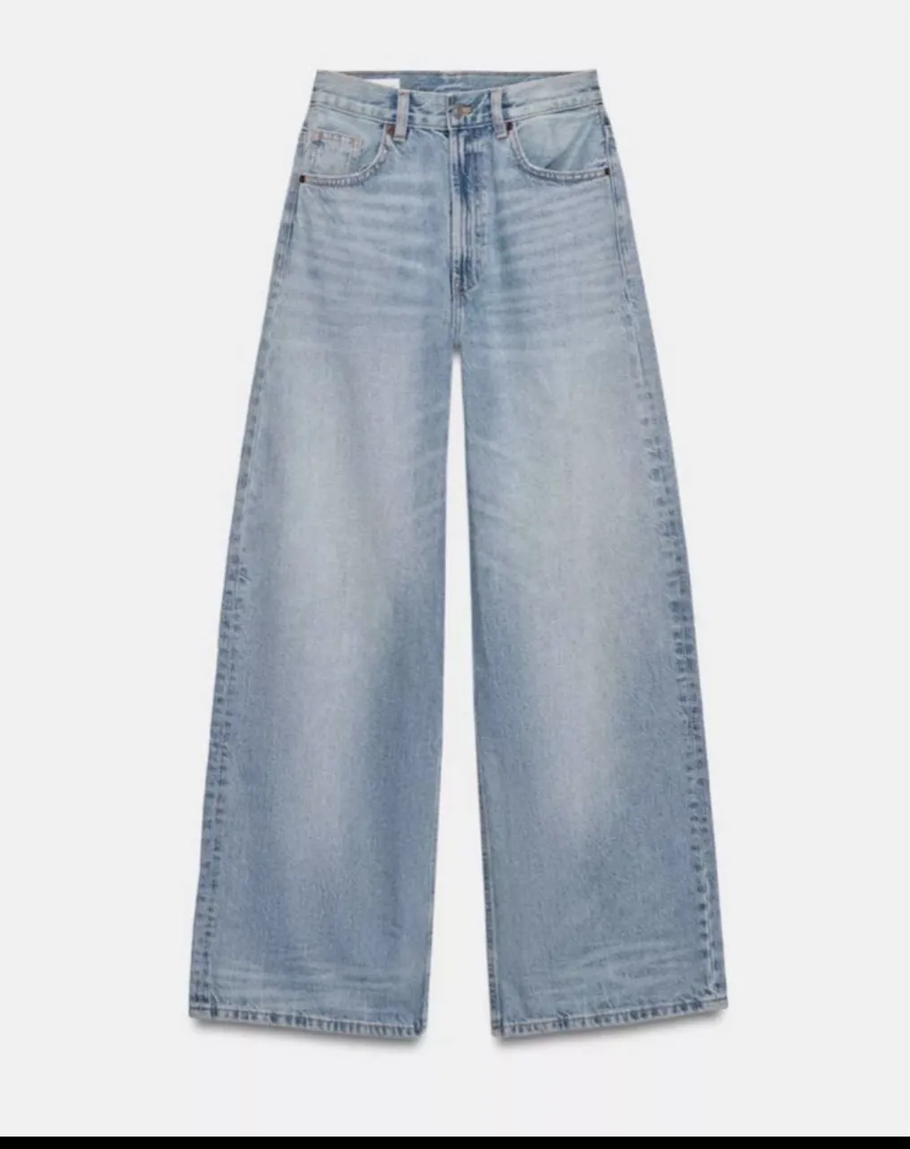 Jean de tiro alto, color celeste claro, con detalles de desgaste. Modelo ancho en las piernas.