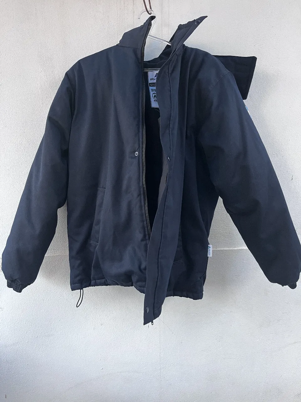 Campera azul marino con cierre y broches.  "IGNIFUGO". Posee un bolsillo interno y una franja reflectante en la espalda. Ideal para el trabajo. Impecable