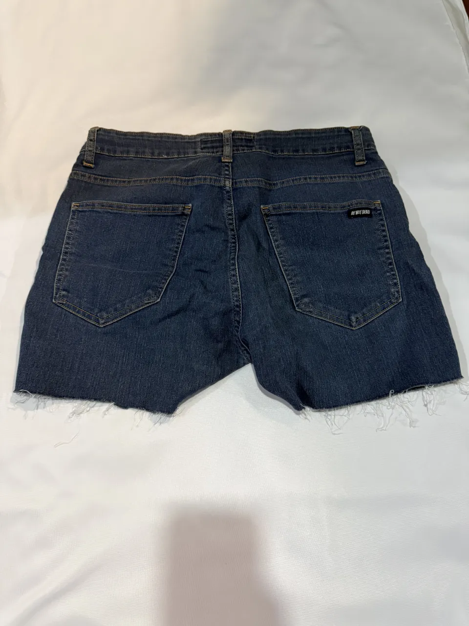 Short Ay Not Dead - imagen 2
