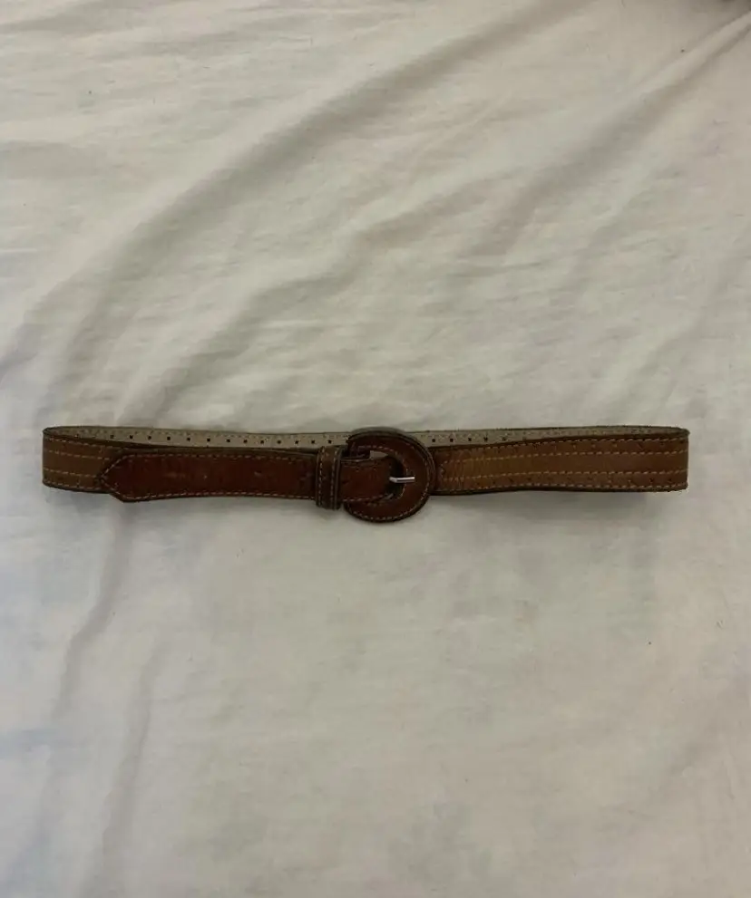 Cinturón de cuero marrón con hebilla. Medidas: largo 88 cm