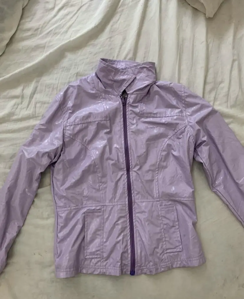 Campera deportiva de Scombro, color lila, con cierre y bolsillos. Medidas: axila a axila 47 cm; hombro a hombro 42 cm; largo 57 cm; largo manga 58 cm