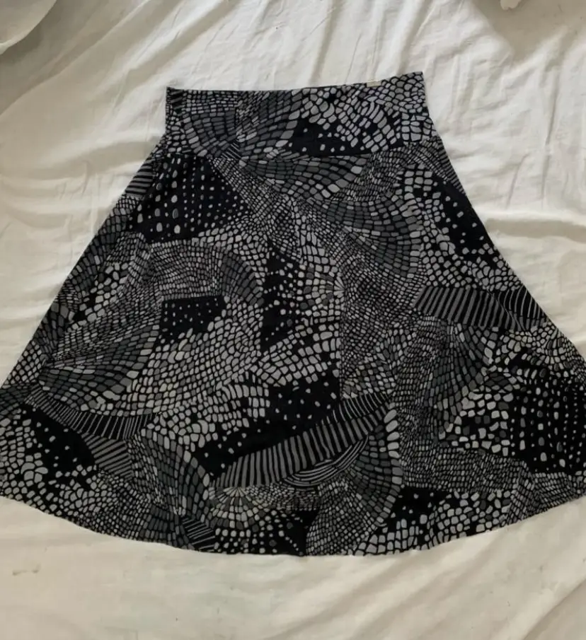 Pollera Sweet con estampado geométrico en blanco y negro.  Medidas: largo 70 cm; ancho cintura 38 cm; ancho parte inferior 105 cm