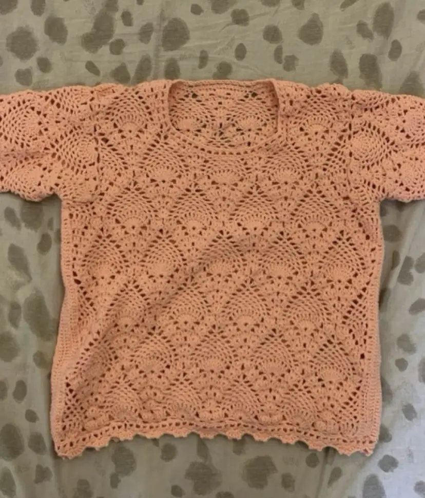 sweater tejido a mano en color rosa coral, con un diseño calado. Medidas: axila a axila 43 cm; largo 45 cm; largo manga 28 cm