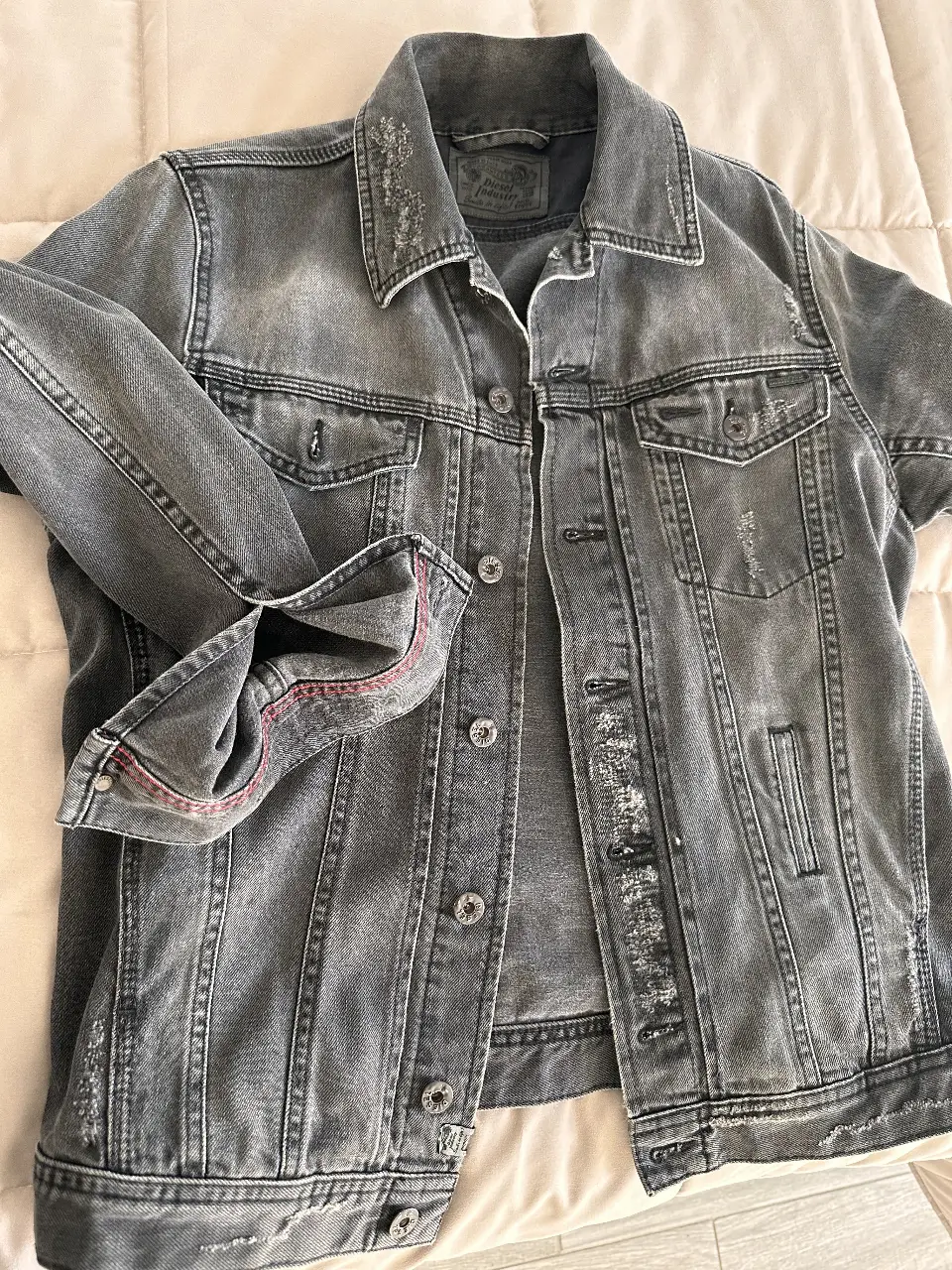 Campera de jean Diesel Industry gris oscuro gastada, talle M. Con detalles de roturas y desgaste, ideal para un look canchero y urbano. estaso 10/10 