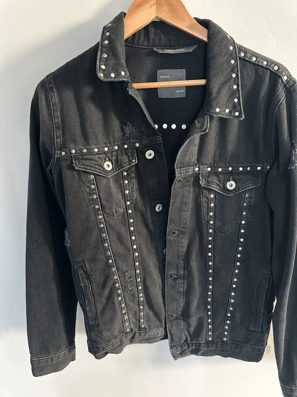 Campera de jean negra con tachas plateadas, estilo rocker. Ideal para un look canchero y con onda. Marca Zara Man, talle M. Sin duda una campera única que no pasará desapercibida. estado 10/10. 