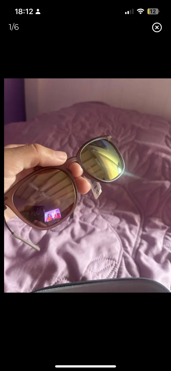 Lentes de sol con marco marrón y cristales espejados. Incluye estuche y paño de limpieza.