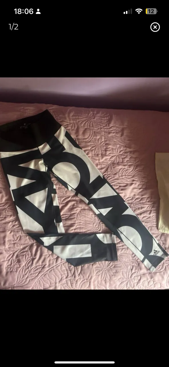 Calzas deportivas con estampa grande de letras en blanco y negro. Cintura ancha y logo de la marca en la parte inferior de la pierna.