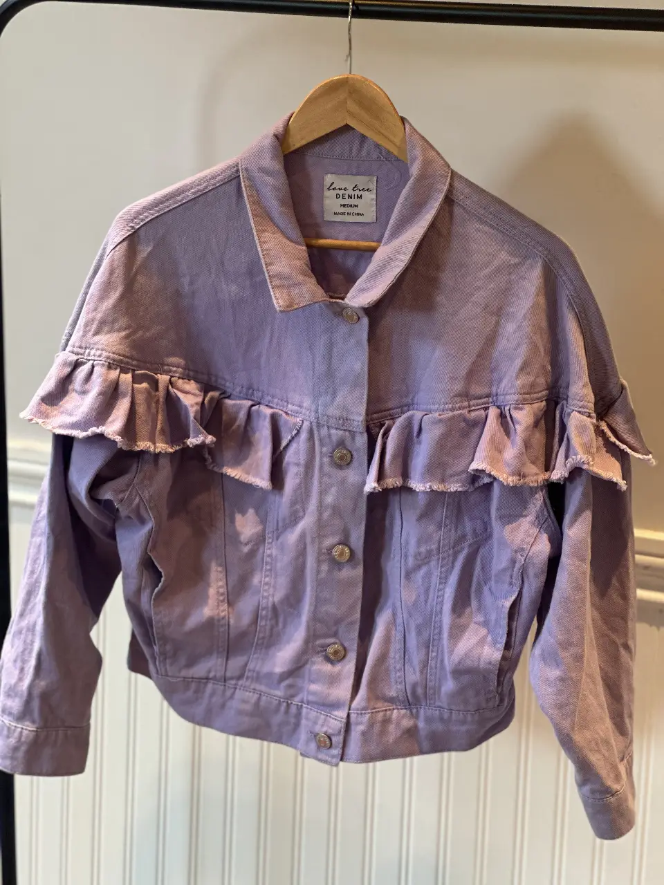 Campera de jean lila con volados en el frente y espalda. Talle Medium. Marca Love Tree Denim. Ideal para un look casual y canchero.