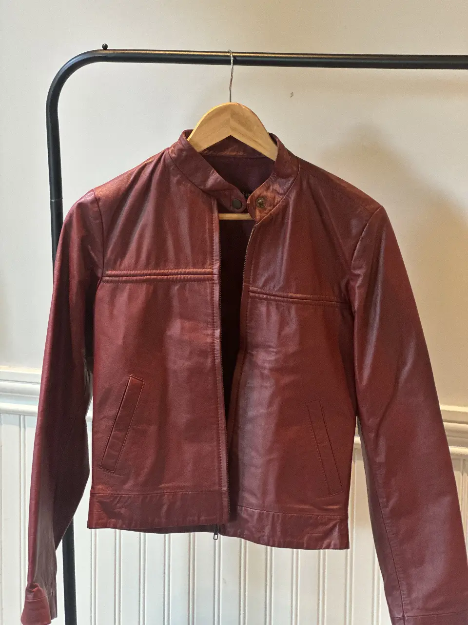 Campera de cuero roja estilo biker para mujer. Confeccionada en cuero. ideal para un look casual y moderno. Posee cierre y bolsillos.