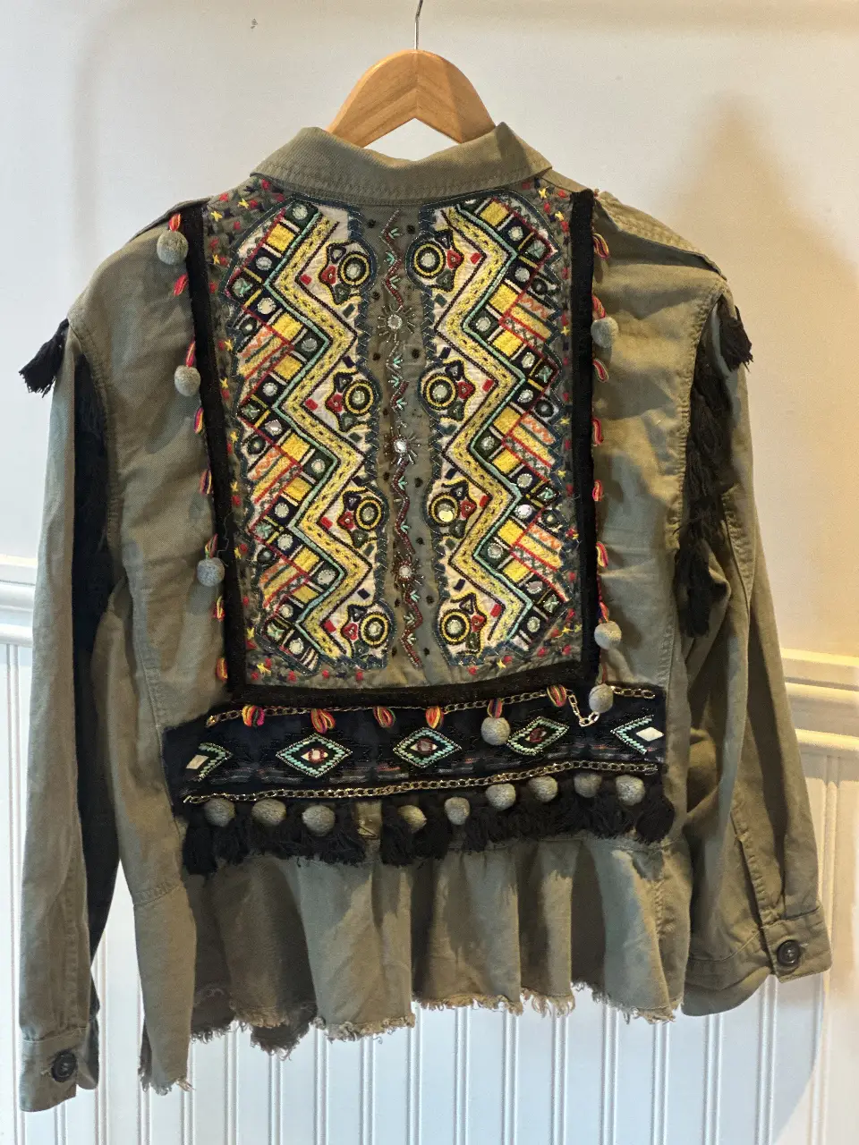 Campera Zara Woman verde militar con detalles bordados y flecos. Estilo boho chic, ideal para un look casual con un toque artesanal.