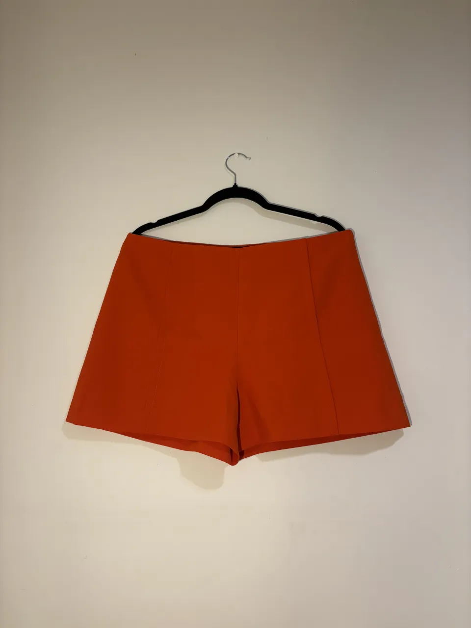 short sastrero con cierre lateral