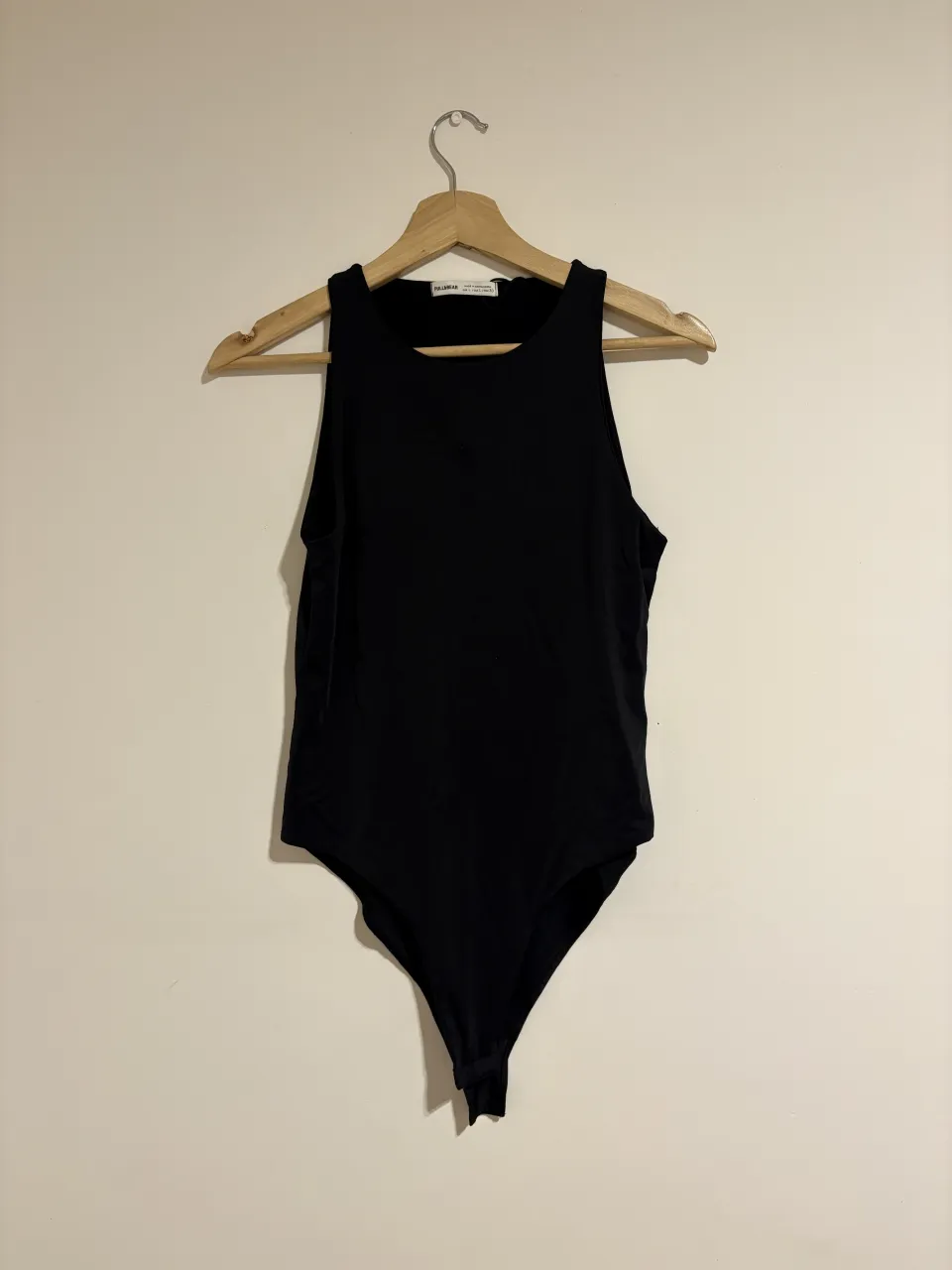 Body negro de Pull&Bear. Posee un diseño de cuello redondo y sin mangas.