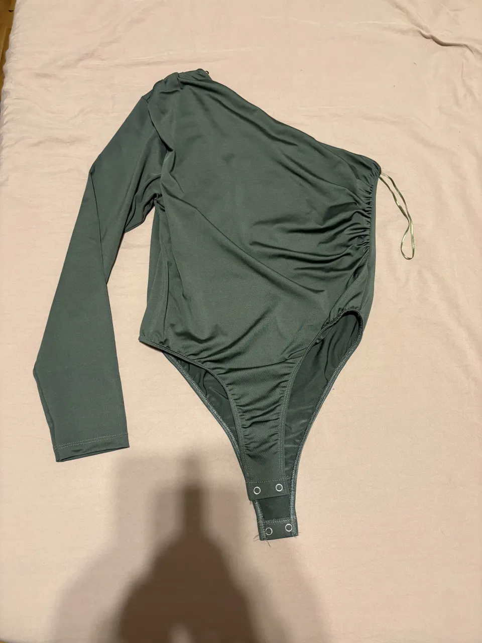 Body de manga larga asimétrico con detalle de fruncido de ZARA.