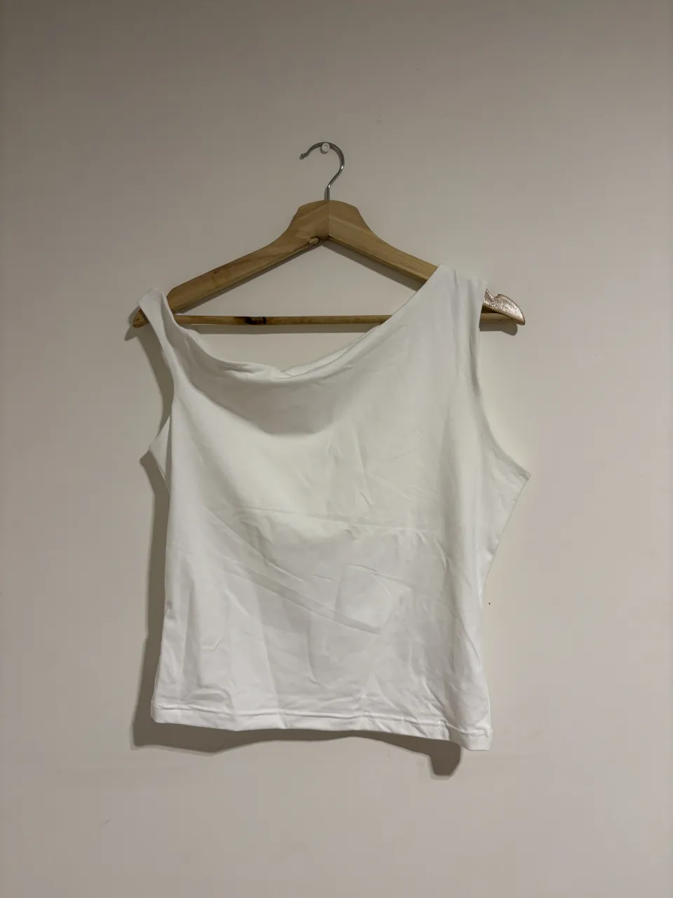 Musculosa blanca con escote asimétrico. talle L (pero va para un M tmb porque es chico) 