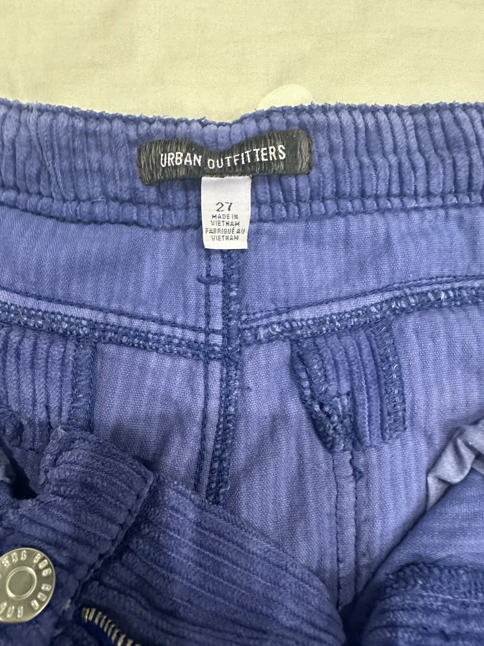 Pantalón de pana azul con bolsillos cargo.