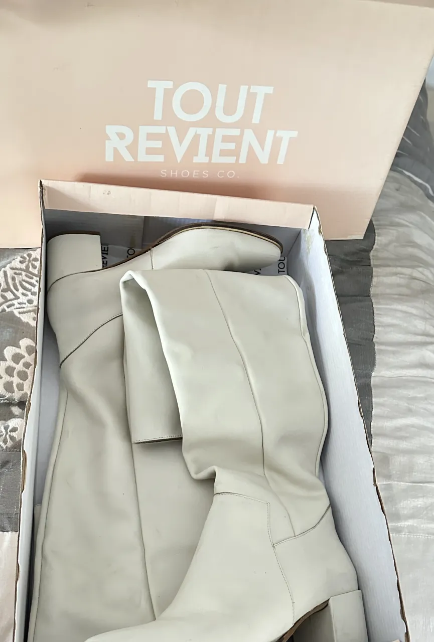 Botas de caña alta color blanco. Taco cuadrado y punta fina. Caña arrugada.