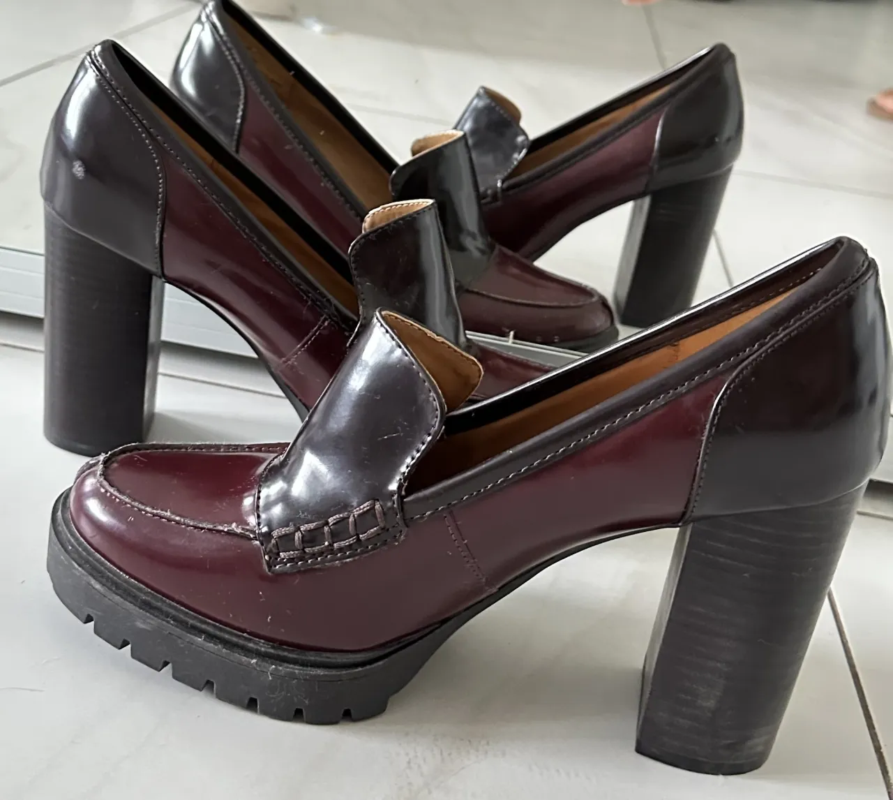 Zapatos de cuero color bordó con taco grueso y plataforma. Detalle de pespuntes en la capellada y suela con dibujo.