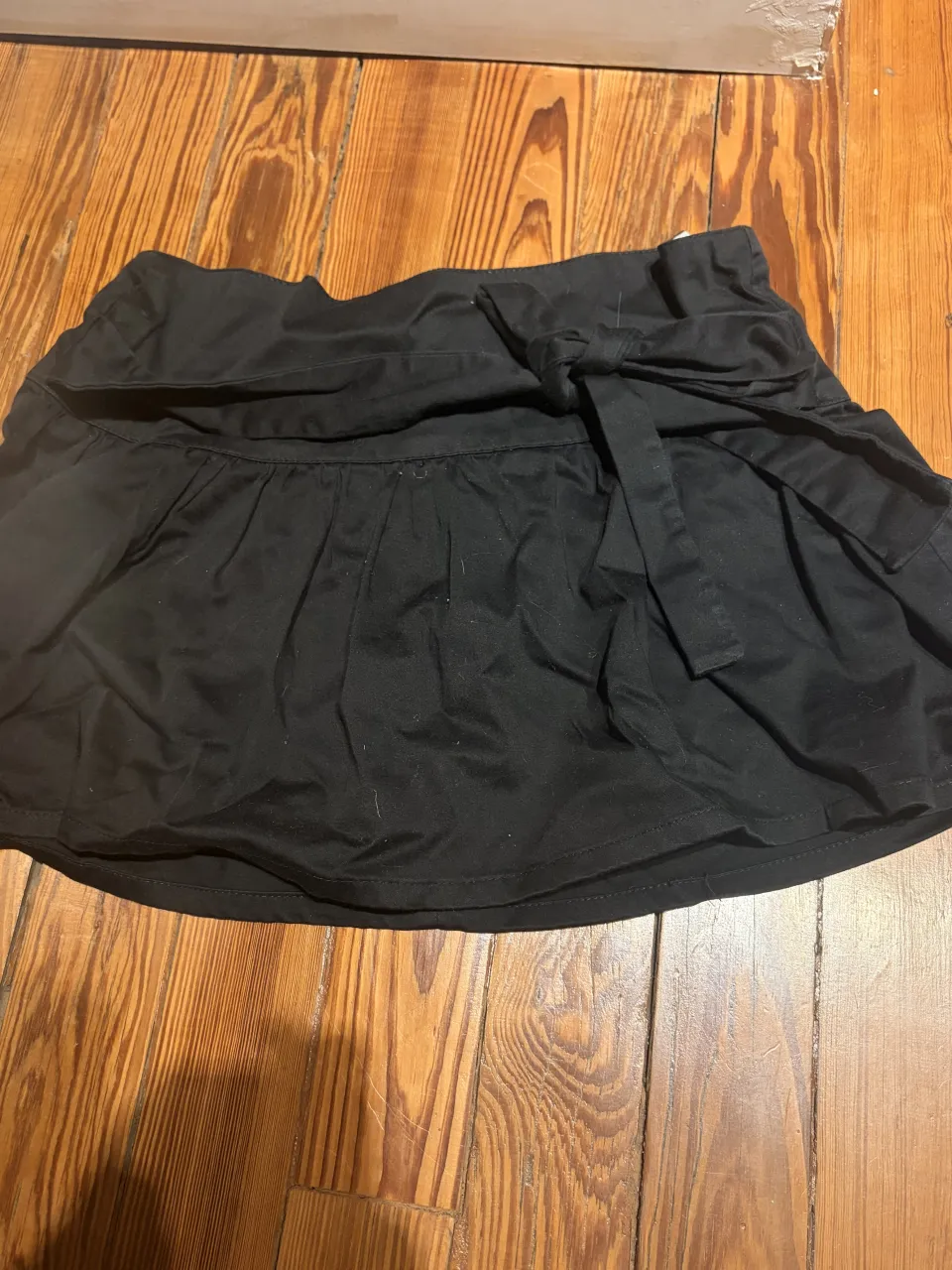 Pollera negra con lazo en la cintura y frunces.