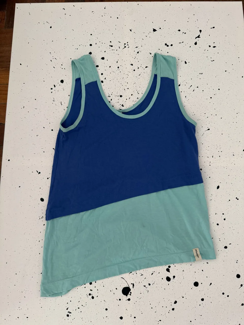 Musculosa de dos colores, azul y verde agua. Posee un corte diagonal que divide los dos colores.